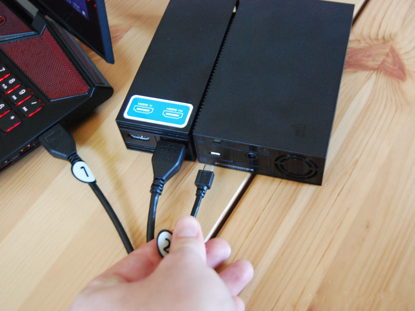 Подключите кабель USB - Micro-USB к разъему на PS4