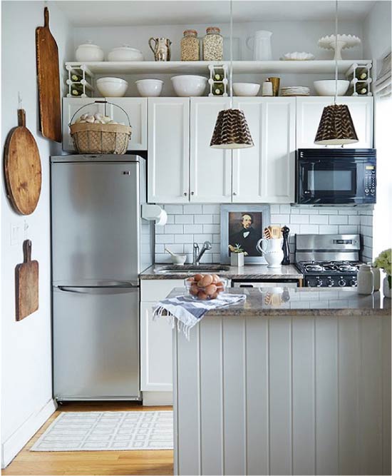 Холодильник в цвете металлик в интерьере кухни